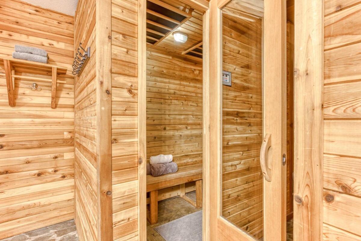 Great Blue Lodge - Spacious Ski Lodge, Hot Tub, Sauna, Game Room & More Government Camp Ngoại thất bức ảnh